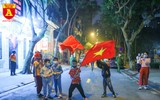 Khoảnh khắc vui mừng khi gỡ bỏ hàng rào cách ly phố Trúc Bạch